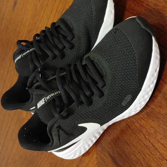 Women's black Nike Revolution - Picture 3 of 6